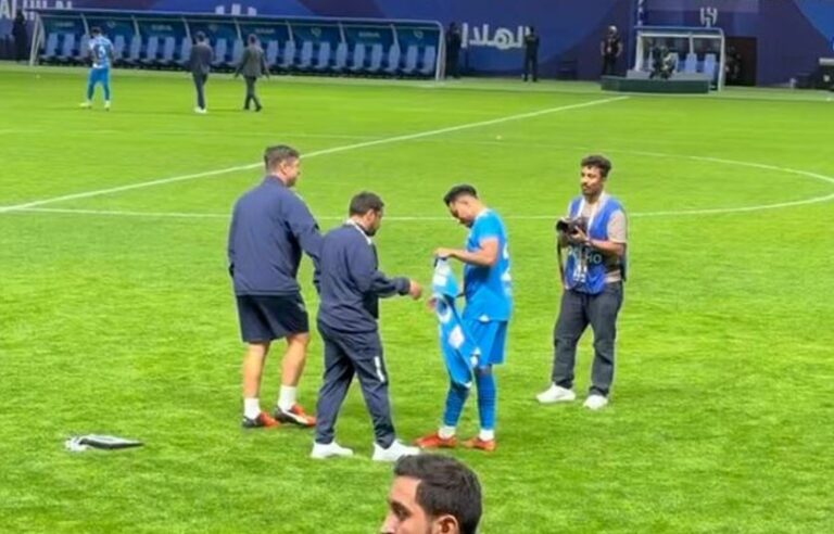 فيديو.. سالم الدوسري يحتضن ويقبل رأس الأسطورة محمد الشلهوب بعد تأهل الهلال لربع نهائي دوري أبطال آسيا
