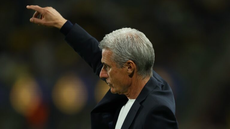 فيديو.. غضب كاسترو بعد إشهار حكم مباراة النصر والفيحاء البطاقة الصفراء على رونالدو