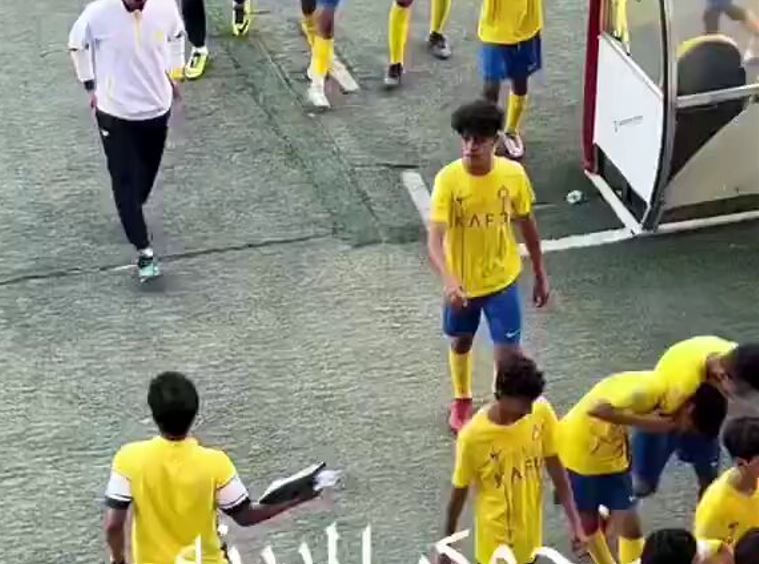 شاهد ماذا فعل حارس أمن مع نجل رونالدو داخل ملعب كرة قدم ؟