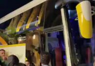 شاهد لحظة تعطل حافلة الهلال في شوارع ضيقة بإيران
