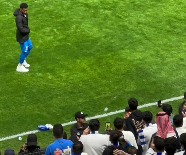 جمهور الهلال يشيدون بلفتة من البليهي بعد انتهاء مباراة الأزرق ضد الرائد