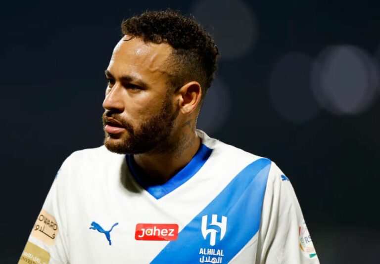 شاهد نيمار يُشارك احتفالات الهلال بيوم التأسيس مرتديًا الزي السعودي