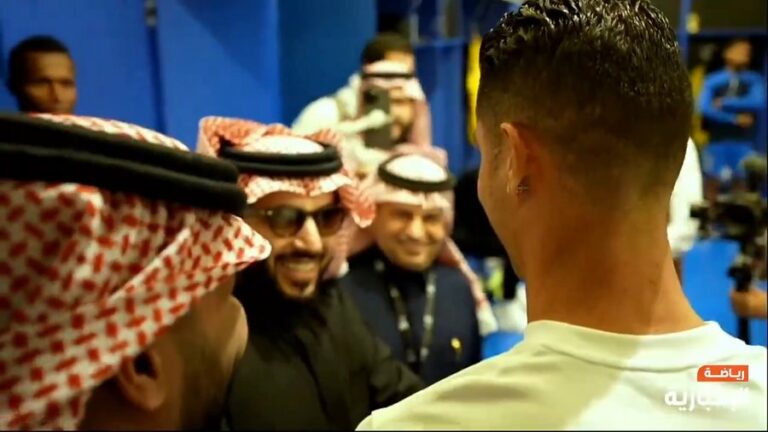 تركي آل الشيخ يمازح رونالدو بسبب عدم ارتداؤه تيشرت النصر في غرفة الملابس.. شاهد ماذا قال ؟