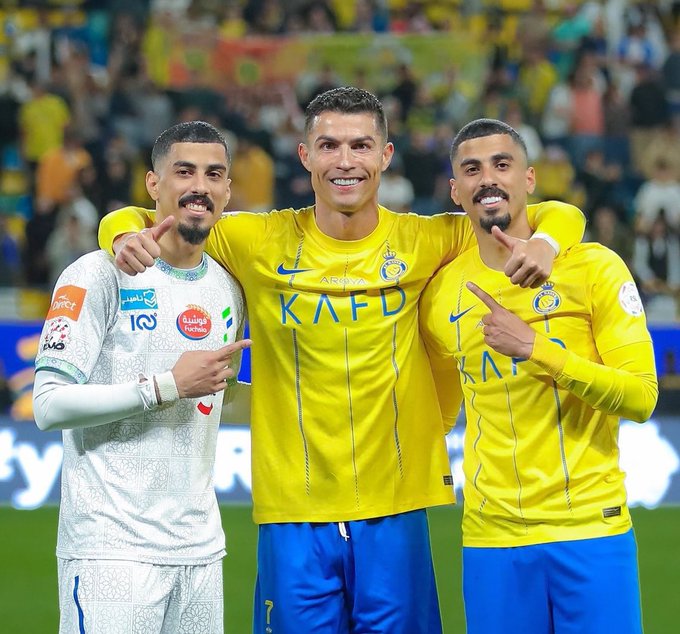 صورة تذكارية للتوأم لاجامي مع رونالدو من مباراة النصر
