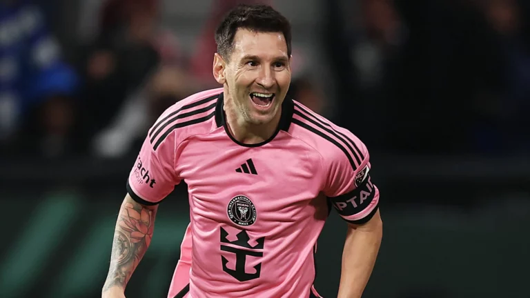 شاهد ميسي يرتدي العقال المُقصب ويحمل صقرًا في احتفال يوم التأسيس