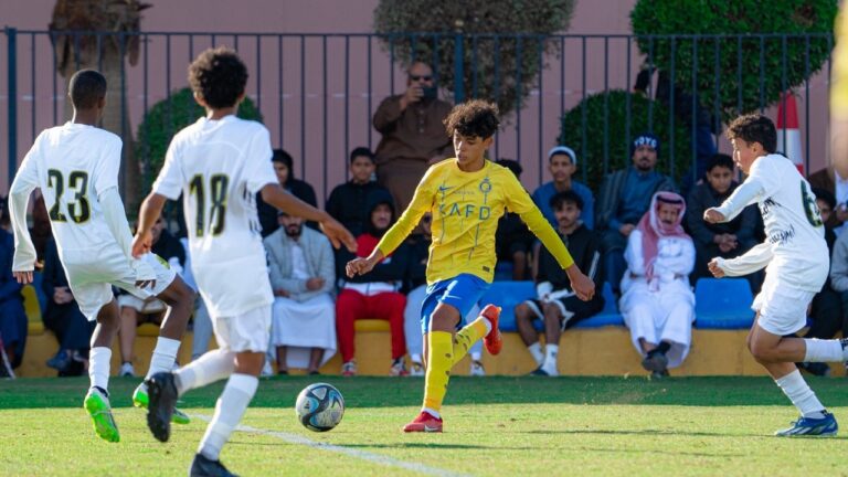 شاهد رونالدو يحضر مباراة ناشئين النصر ضد الاتحاد لدعم نجله