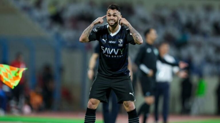 شاهد ميشيل مع زوجته في أحد المطاعم بعد التتويج بكأس موسم الرياض