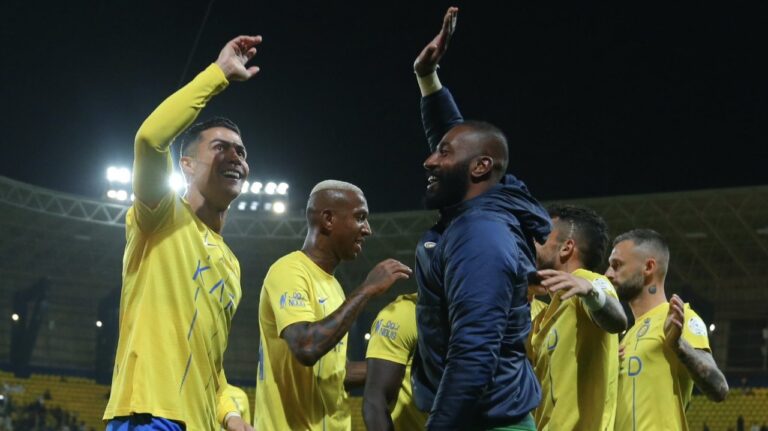 شاهد رونالدو يحتفل بالعرضة مع وليد عبد الله بعد فوز النصر