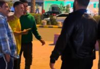 شاهد تدافع المعجبين على شبيه رونالدو أثناء تجواله في الرياض