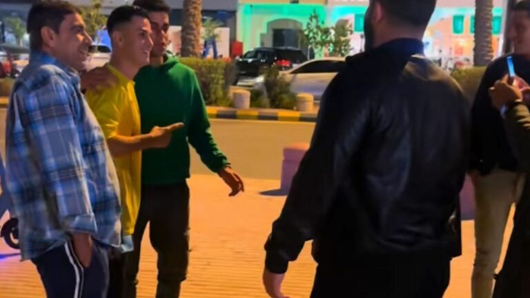 شاهد تدافع المعجبين على شبيه رونالدو أثناء تجواله في الرياض