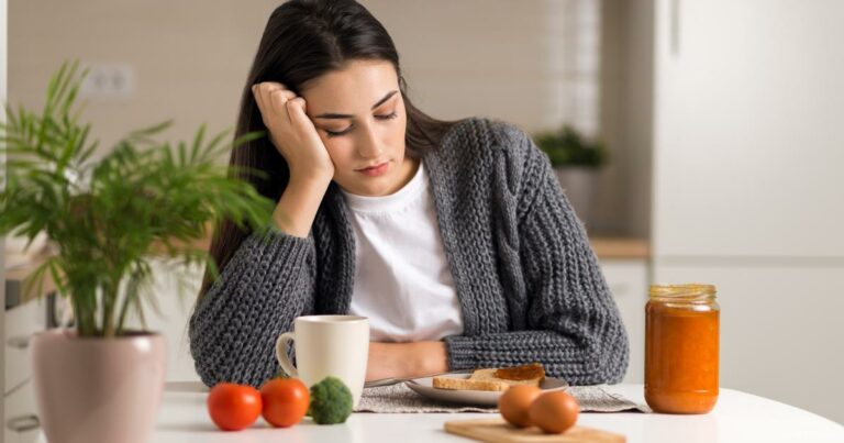 راقبها جيدا.. 3 علامات تحذيرية للسرطان تظهر عند تناول الطعام