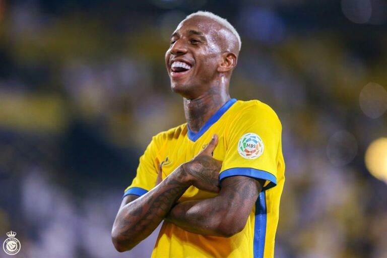 ابن نجم النصر يرتدي الزي السعودي ويخطف الأنظار