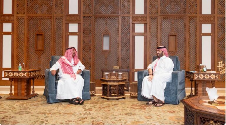 ولي العهد في لقاء مع رئيس الوزراء الكويتي في جدة لتعزيز العلاقات الثنائية