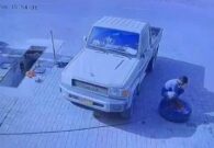 شاهد.. انفجار إطار سيارة وإصابة عامل في بنشر بسلطنة عمان