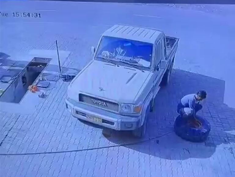 شاهد.. انفجار إطار سيارة وإصابة عامل في بنشر بسلطنة عمان