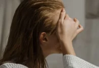 احذر.. النوم بشعر مبلل يهدد صحتك