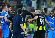 شاهد .. حمد الله يثير الجدل بدهس شعار الهلال