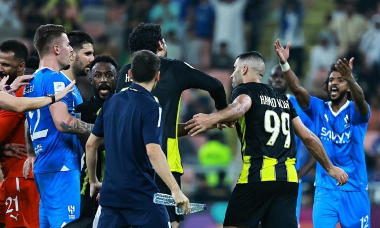 شاهد .. حمد الله يثير الجدل بدهس شعار الهلال