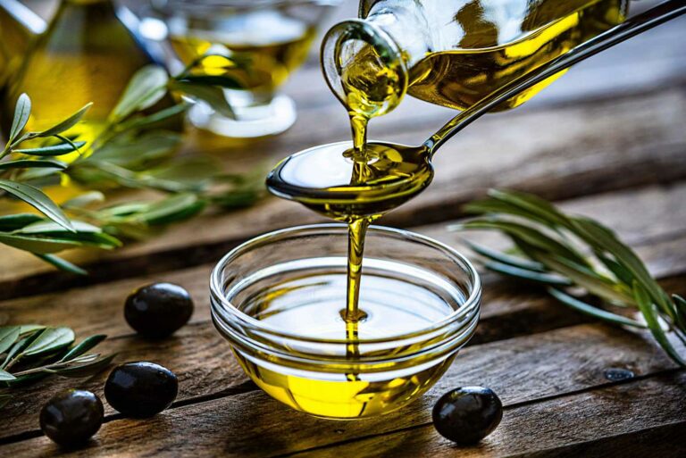 أخصائية تغذية تكشف ماذا يحدث للجسم عند الإفراط في تناول زيت الزيتون