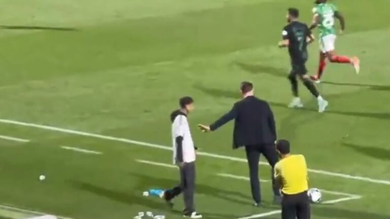 شاهد تصرف غريب من مدرب الأهلي مع حامل الكرات خلال مباراة فريقه أمام الاتفاق