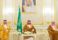 صور.. ولي العهد يلتقي بالعلماء والمواطنين في قصر طيبة بالمدينة المنورة