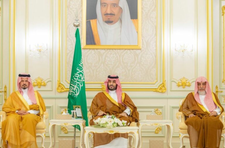 صور.. ولي العهد يلتقي بالعلماء والمواطنين في قصر طيبة بالمدينة المنورة