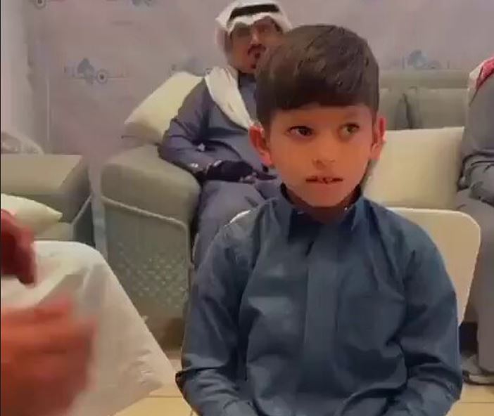 فيديو مؤثر يوثق ردة فعل طفل صغير بعد زراعة قوقعة وسماعه أصوات الناس لأول مرة في حياته
