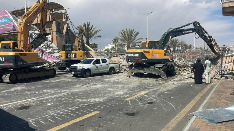 بالصور: بلدية خميس مشيط تباشر حادث سقوط جسر مشاة على طريق الأمير سلطان.. وتكشف سبب سقوطه