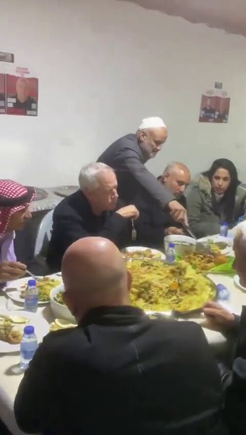 شاهد غانتس وأدرعي وضباط في الجيش الإحتلال على مائدة إفطار رمضاني في النقب