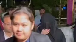 فيديو: امرأة ترتدي العباءة وتغطي وجهها تحظى بالاهتمام في حفل زفاف نجل أغنى رجل في آسيا