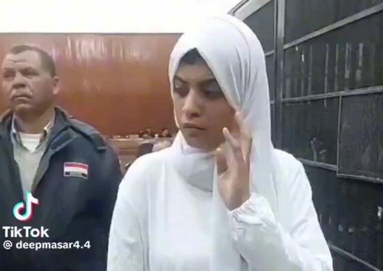 قتلت صديقتها وقطعت جثتها.. كيف بدت المتهمة المصرية أثناء نطق الحكم عليها ؟