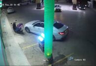 شاهد كاميرا مراقبة توثق لحظة سرقة شاب لسيارة في وضع التشغيل.. وصاحبها يصعد معه داخلها أثناء هروبه بها