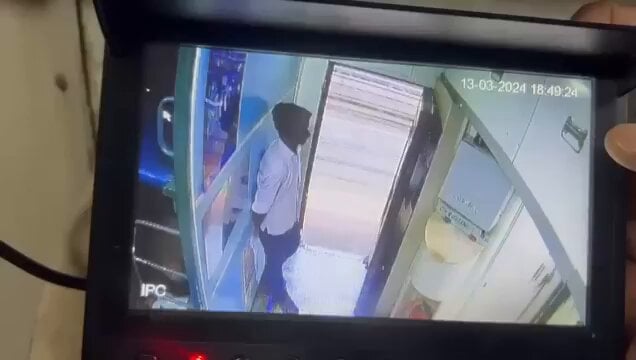 فيديو متداول للص يسرق قلادة مقلدة من امرأة داخل قطار متحرك .. والنهاية صادمة !