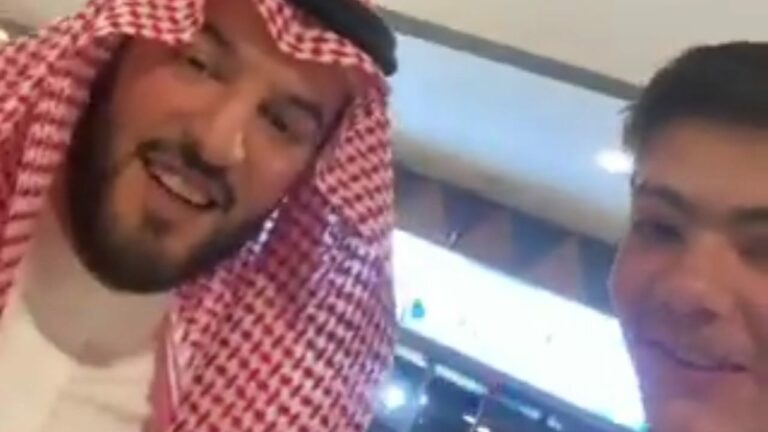 فيديو.. شاب يوثق لحظة لقائه برئيس نادي الهلال ولاعبيه قبل مباراة ضمك