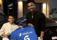 شاهد البليهي يُهدي ابن نجلاء عبدالعزيز تيشرت الهلال