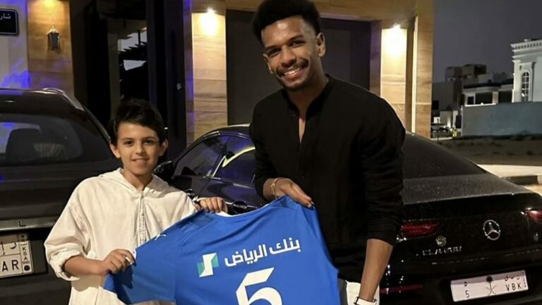 شاهد البليهي يُهدي ابن نجلاء عبدالعزيز تيشرت الهلال