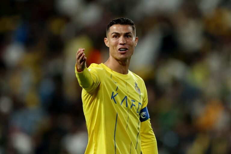 رونالدو يثير الانتباه بتصرفه خلال رحلته مع المنتخب البرتغالي