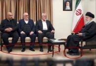جدل حول صورة لخامنئي وقادة حماس يظهرون حافيي القدمين فيما يرتدي خامنئي حذاءه