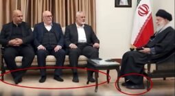 جدل حول صورة لخامنئي وقادة حماس يظهرون حافيي القدمين فيما يرتدي خامنئي حذاءه