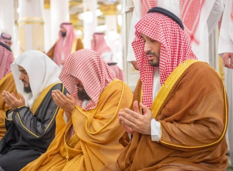 بالصور والفيديو: ⁧‫ولي العهد‬⁩ يزور ‏مسجد قباء‬⁩ و المسجد النبوي‬⁩ ويؤدي الصلاة في الروضة الشريفة