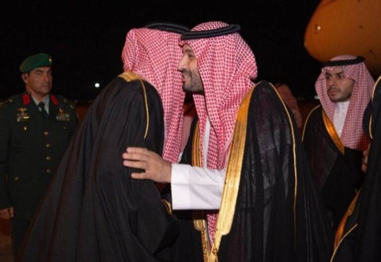 بالفيديو والصور: ولي العهد⁩ يصل ⁧‎المدينة المنورة⁩ وفي مقدمة مستقبليه أمير المنطقة ونائبه