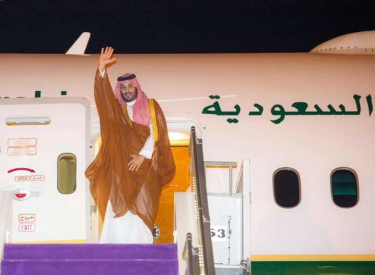 بالصور والفيديو: ولي العهد‬⁩ يغادر المدينة المنورة وفي مقدمة مودعيه أمير المنطقة ونائبه
