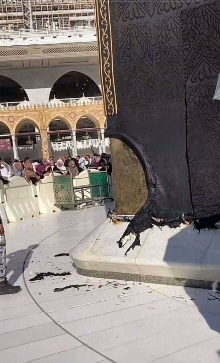 كشف حقيقة الصور المنتشرة لأجزاء ممزقة من كسوة الكعبة