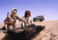 شاهد صورة نادرة التقطت قبل 59 عاما لزوجة مصور ناشيونال جيوغرافيك بجوار نيزك في الربع الخالي
