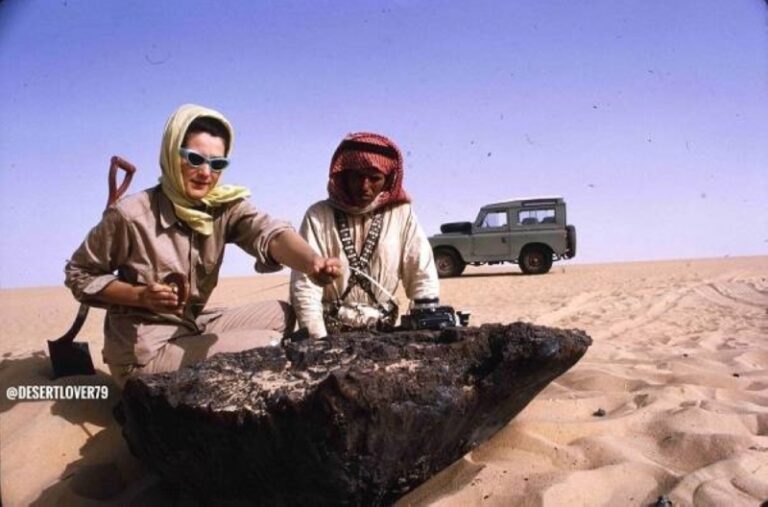 شاهد صورة نادرة التقطت قبل 59 عاما لزوجة مصور ناشيونال جيوغرافيك بجوار نيزك في الربع الخالي