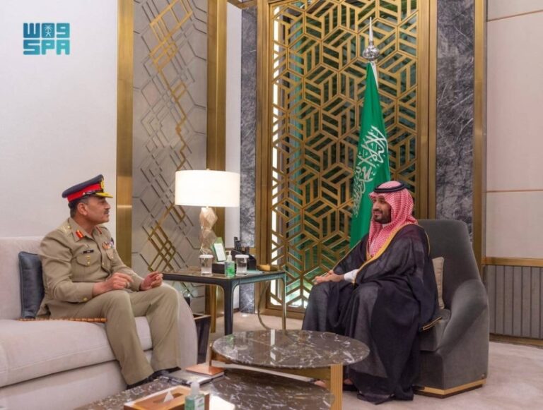 بالصور والفيديو: ولي العهد يستقبل قائد الجيش الباكستاني في مكتبه بجدة
