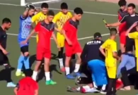 شاهد.. وفاة اللاعب وسيم الجزار في حادث مأساوي بالملعب يثير حزن الجماهير الرياضية في الجزائر