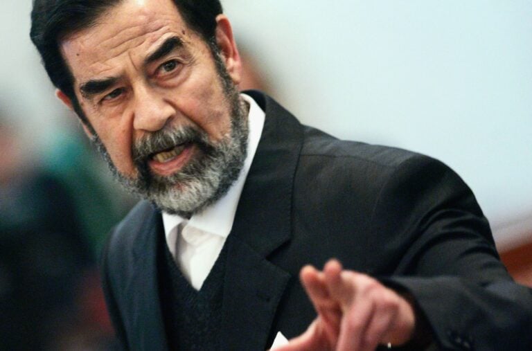 شاهد.. مذكرات صدام حسين تكشف عن أحلام غريبة تنبأت بمصائب قادمة