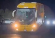 شاهد: حادث يهز حافلة النصر أثناء وصولها لملعب المباراة!