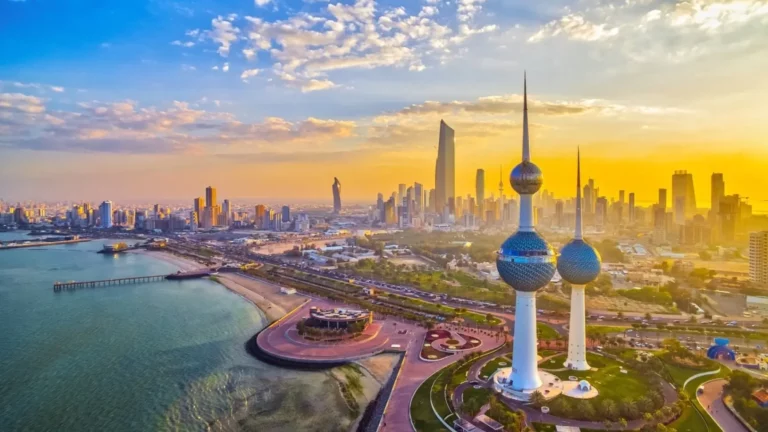 إبعاد فاشنيستا أجنبية عن الكويت بعد نشر صور خادشة للحياء العام